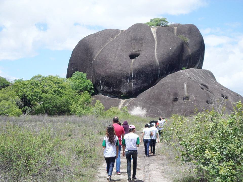 Alunos do IFRR visitam o sítio arqueológico Pedra Pintada