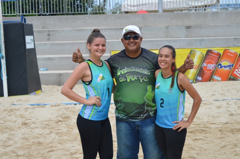 Vôlei de praia feminino disputa semifinal nesta terça-feira