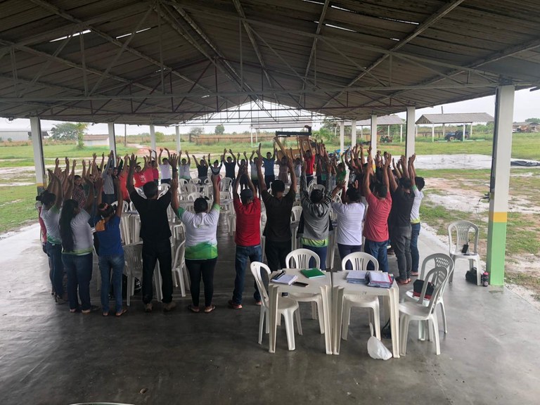 Participantes em círculo e com mãos erguidas representa o feixe de varas, um símbolo de resistência e de união para os povos indígenas