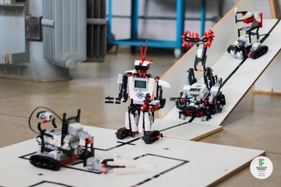 Os robôs que serão utilizados na competição foram montados pelos próprios alunos com kits Lego.