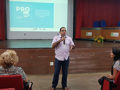 O diretor do Dead, professor Tomas Armando Hernandez falou sobre o programa e apresentou a equipe do departamento.