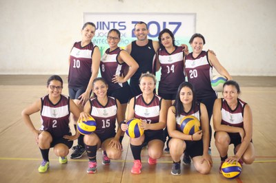 A equipe de voleibol feminino ficou em terceiro lugar ao vencer a equipe 2 do Campus Novo Paraíso.