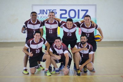 O time de voleibol masculino conquistou a medalha de bronze ao vencer a equipe da Reitoria.