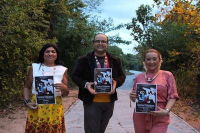 Os organizadores da obra: Pétira Maria Santos, Shigeaki Ueki Alves e Virginia Albuquerque. 