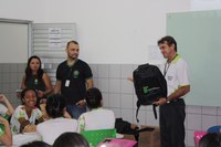 Diretor Geral do IFRR/Câmpus Boa Vista faz entrega de Kits para os alunos novatos.