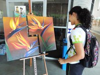 Quem passou pelo Campus Boa Vista Centro do Instituto Federal de Roraima (IFRR-CBVC), durante esta semana, pôde prestigiar a exposição de pinturas em tela realizada no hall de entrada da unidade. A professora Roseli Anater é a responsável pela exposição, originada da Oficina de Pintura em Tela, um projeto de extensão que, a exemplo de 2014, este ano recebeu recursos do Programa Institucional de Fomento ao Desenvolvimento de Projetos de Práticas Pedagógicas Inovadoras (Inova-IFRR).