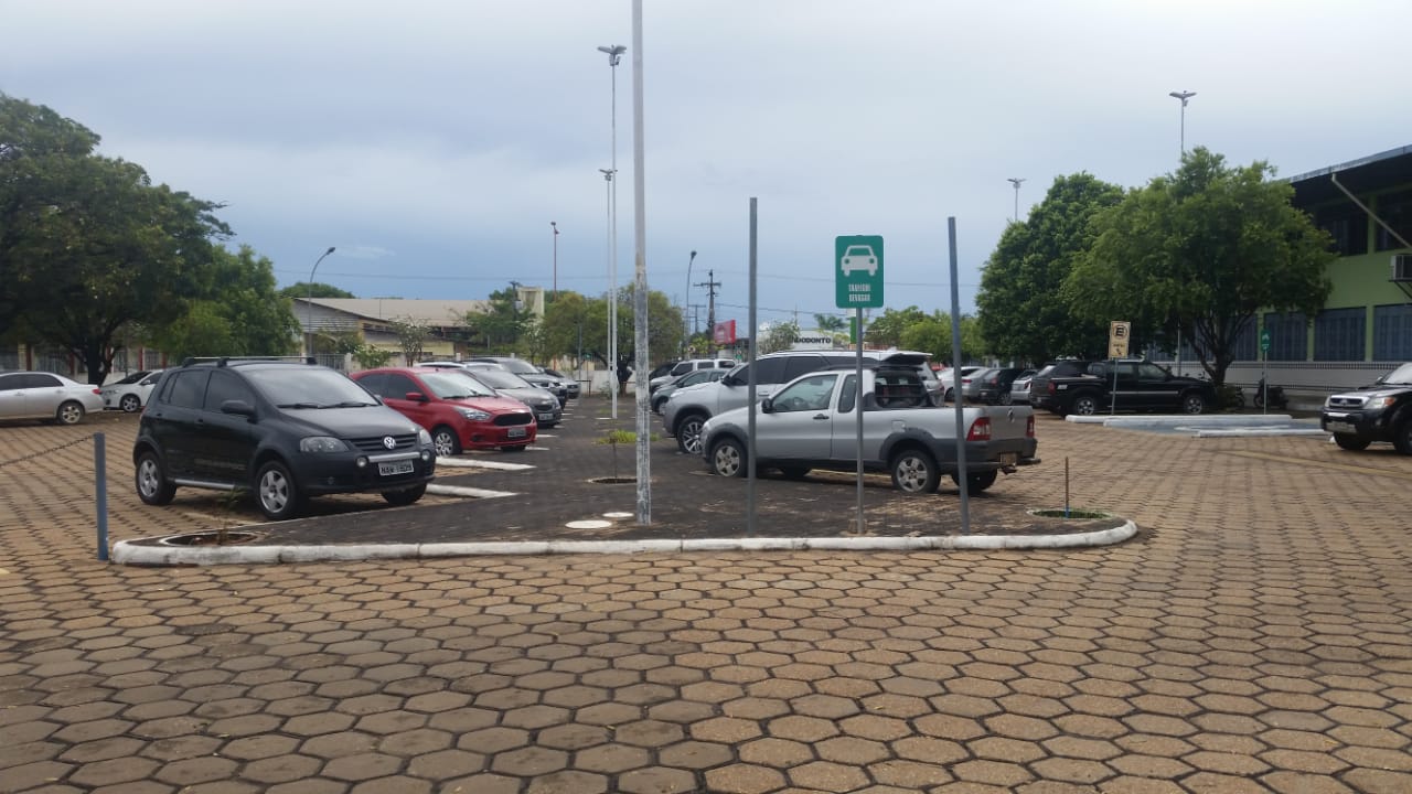 Servidores e alunos devem realizar troca do adesivo para utilização do estacionamento interno   