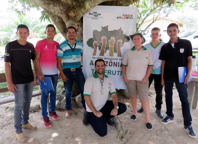 Campus Novo Paraíso participa de capacitação sobre criação de galinhas caipiras