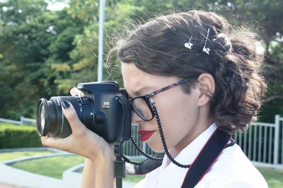 Kézia tem 18 anos e fez  da paixão por fotografia uma forma de ganhar dinheiro 