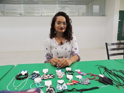Amanda Batista confecciona acessórios como brincos, colares e pulseiras
