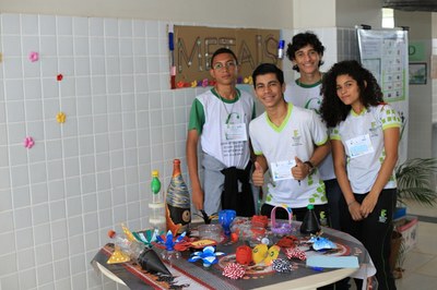 Estudantes apresentam trabalhos desenvolvidos a partir de projetos de pesquisa ou extensão Estudantes apresentam trabalhos desenvolvidos a partir de projetos de pesquisa ou extensão