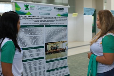 Estudantes expõem trabalhos realizados a partir de projetos do Pibid Estudantes expõem trabalhos realizados a partir de projetos do Pibid