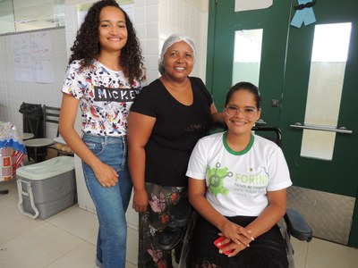 Dona Cacilda e as filhas, que são estudantes do CBVZO